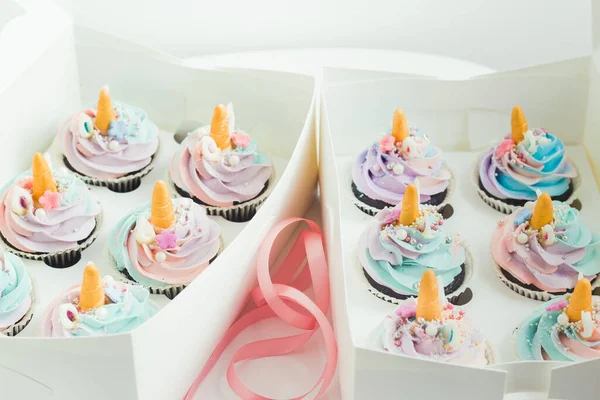 Cupcakes Licorne Avec Fromage Crème Fouettée Sur Dessus Dans Boîte — Photo