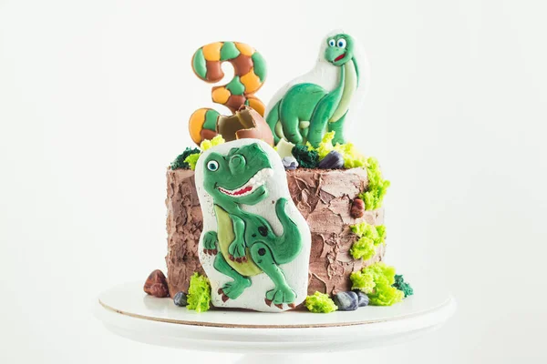 白色背景上的小恐龙粉丝的生日蛋糕 带有棕色乡村奶油乳酪糖霜和姜饼的蛋糕 — 图库照片