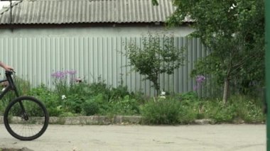 Benzin için yeşil bir teneke kutuyla bisiklet süren şık bir adam. Yakıt sıkıntısı ve kriz kavramı. 
