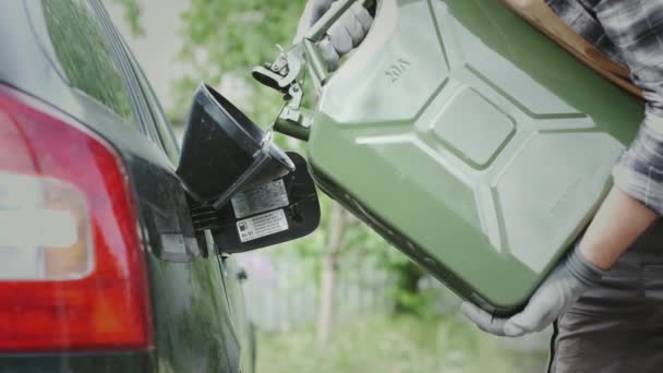 Homem Derrama Gasolina Uma Lata Verde Diretamente Tanque Carro Jerrycan — Vídeo de Stock