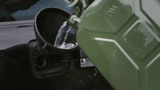 Чоловік Вливає Бензин Зеленої Каністри Безпосередньо Бак Автомобіля Зелений Джеррікан — стокове відео