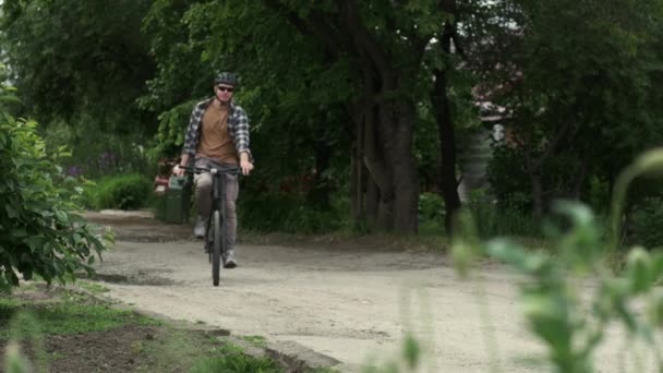 Homme Élégant Sur Une Balade Vélo Avec Une Boîte Verte — Video