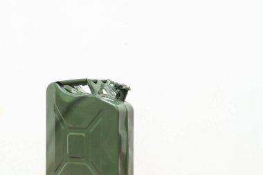 Yeşil Jerrycan beyaz arka planda izole edilmiş. Benzin dolu bir gaz bidonu. Uzakta seyahat ederken yakıt sıkıntısı. Metin için boş alan