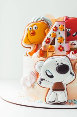 Kyiv, Ukrayna - 23 Ocak: Ayı şeklinde zencefilli kurabiyelerle süslenmiş küçük bir çocuk için doğum günü pastası. Be Be 'nin karakterleri ayıcıklı animasyon filmleri