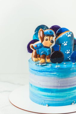Kyiv, Ukrayna - Haziran 04: Paw Patrol çizgi dizisinin küçük bir hayranı için mavi doğum günü pastası.