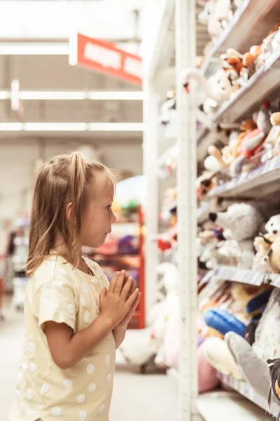 Küçük Beyaz Kız Büyük Bebek Mağazasında Yeni Bir Oyuncak Seçiyor — Stok fotoğraf