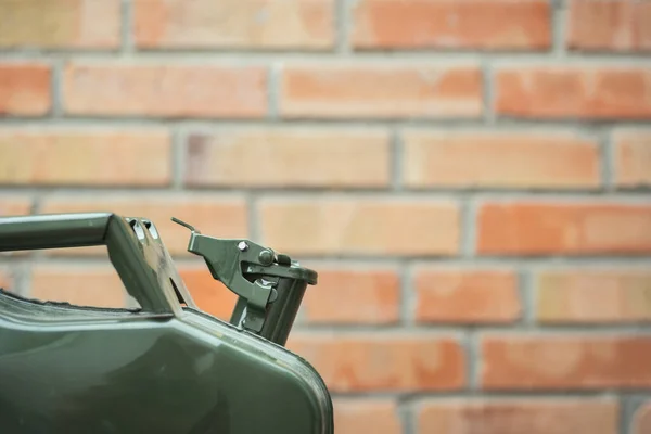 Jerrycan Verde Contra Parede Tijolo Vermelho Uma Lata Gás Cheia — Fotografia de Stock