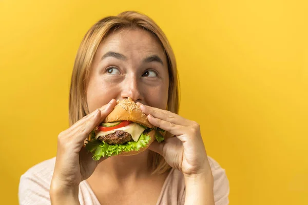 Portrait Beautiful Young Caucasian Woman Blonde Hair Enjoying Burger Yellow — Stock Photo, Image