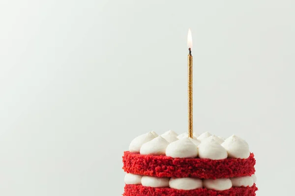 赤いベルベットのスポンジ層と明るい金色のキャンドルで飾られた白いクリームチーズ充填誕生日ケーキ 1年の記念日 — ストック写真