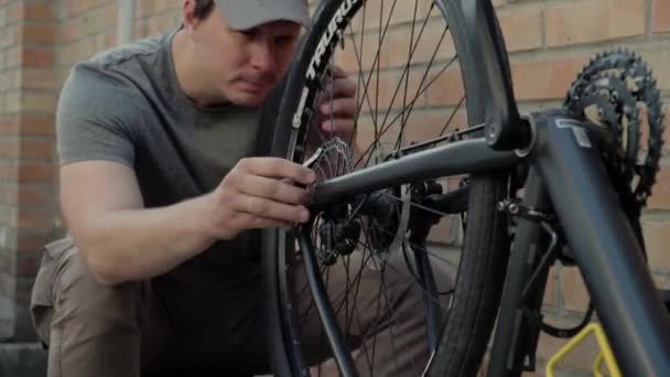 Mechanik Naprawiający Rower Specjalista Sprawdza Koło Rowerowe Pod Kątem Wyczerpania — Wideo stockowe