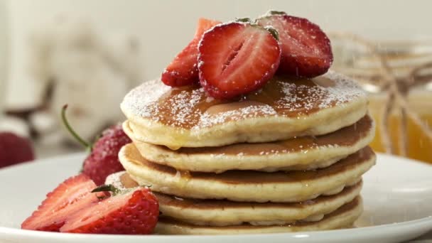 American Pancakes Decorated Strawberries Sprinkled Powdered Sugar Tasty Healthy Breakfast — Stock Video