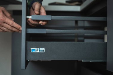 Mobilyacı yeni modern çekmece sistemini ayarlama mekanizmasıyla birleştiriyor
