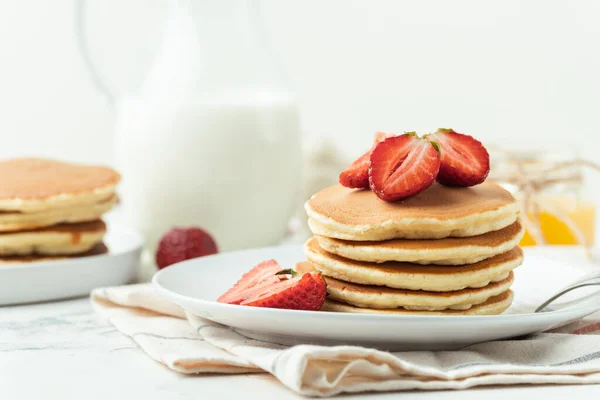 Panquecas Americanas Empilhadas Uma Pilha Decorada Com Morangos Uma Placa — Fotografia de Stock