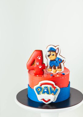 Kyiv, Ukrayna - 14 Mart: Kırmızı ve mavi doğum günü pastası Paw Patrol animasyon televizyon dizisinin yavru köpek Chase şeklinde zencefilli kurabiyelerle süslenmiş küçük bir hayranına