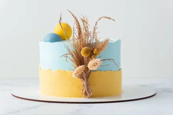 Gâteau Anniversaire Avec Glaçage Jaune Bleu Fromage Crème Décoré Fleurs — Photo