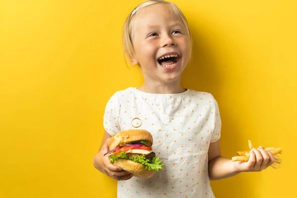 Portret Uroczej Białej Dziewczynki Blond Włosami Cieszącej Się Hamburgerem Żółtym — Zdjęcie stockowe
