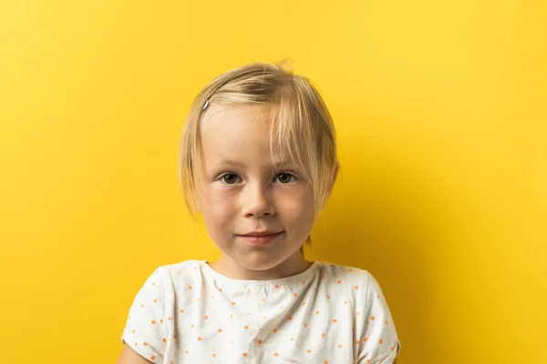 Portret Uroczej Białej Dziewczynki Blond Włosami Uśmiechniętymi Żółtym Tle — Zdjęcie stockowe