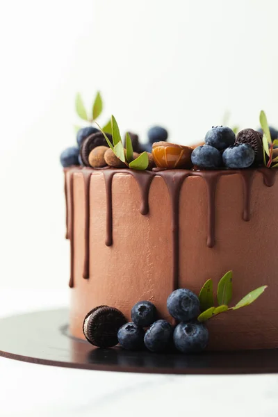 Днем Народження Шоколадний Торт Прикрашений Чорницею Цукерками Шоколадними Крапельками Зверху — стокове фото