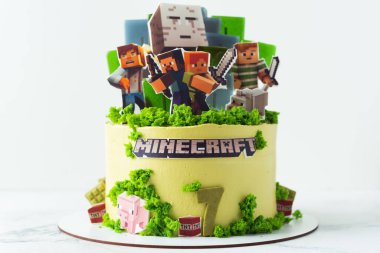 KYIV, UKRAINE - Haziran 24: Minecraft oyununun beyaz arka plandaki bir hayranı için doğum günü pastası. Yenilebilir yeşil çimlerle süslenmiş bir av köpeği için kek.