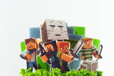 KYIV, UKRAINE - Haziran 24: Minecraft oyununun beyaz arka plandaki bir hayranı için doğum günü pastası. Yenilebilir yeşil çimlerle süslenmiş bir av köpeği için kek.