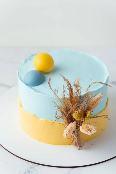 Verjaardagstaart Met Gele Blauwe Roomkaas Glazuur Versierd Met Gedroogde Veldbloemen — Stockfoto