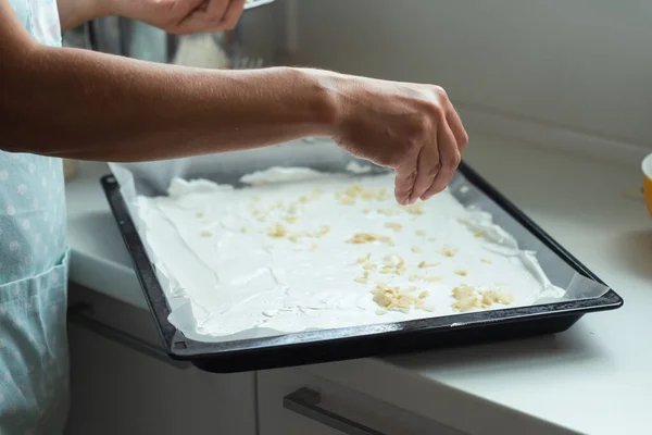 Making Meringue Layer Almond Flakes Meringue Roll Dessert — 스톡 사진