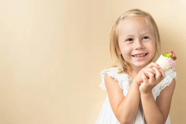 Beautiful Little Caucasian Girl Blonde Hair White Dress Enjoying Berry — Zdjęcie stockowe