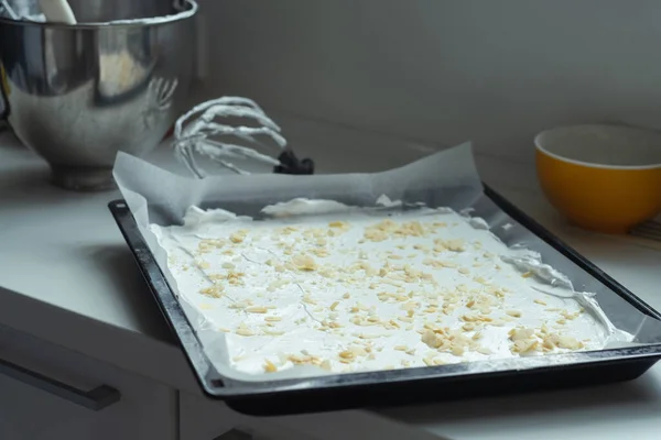 Making Meringue Layer Almond Flakes Meringue Roll Dessert — 스톡 사진