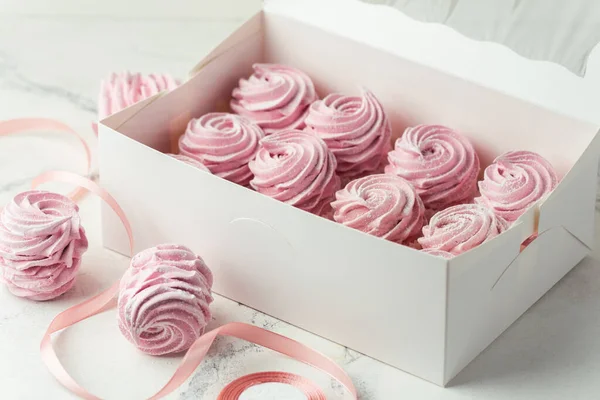 White Gift Box Full Pink Berry Marshmallow Zefir Dessert Red — Foto Stock