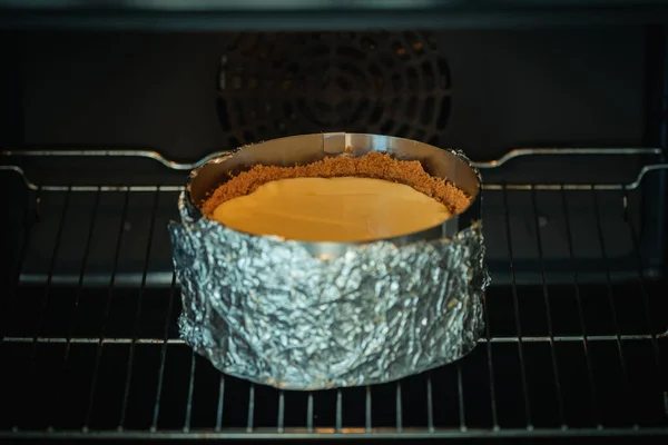 Classic New York Cheesecake Baking Oven Process Baking Cheesecake Pastry — 스톡 사진