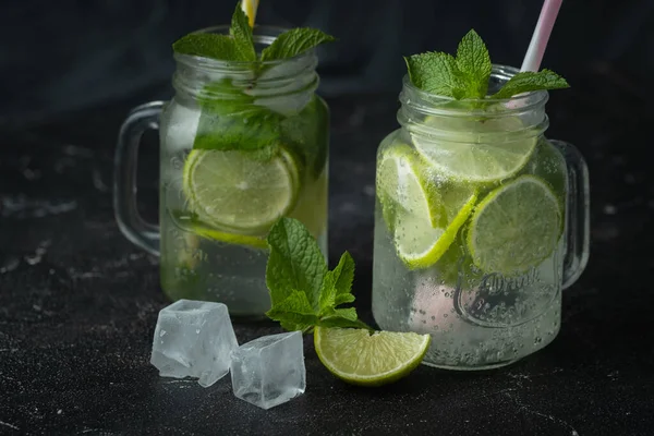 Erfrischungsmojito Cocktail Mit Minze Und Limette Glasbecher Auf Schwarzem Hintergrund — Stockfoto