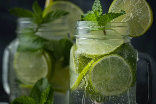 Erfrischungsmojito Cocktail Mit Minze Und Limette Glasbecher Auf Schwarzem Hintergrund — Stockfoto