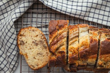 Beyaz arka planda taze muzlu ekmek. Kareli kumaş üzerinde ev yapımı hamur işi. Düz yatıyordu