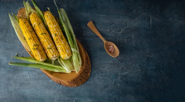 Grilled Corn Cob Served Wooden Plate Salt Dark Concrete Background — Stockfoto