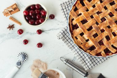 Beyaz mermer zemin üzerine pudra şekeri serpiştirilmiş ev yapımı lezzetli vişneli turta. Geleneksel Amerikan pastası. Düz yatıyordu. Taze yaz meyveli tart tatlısı