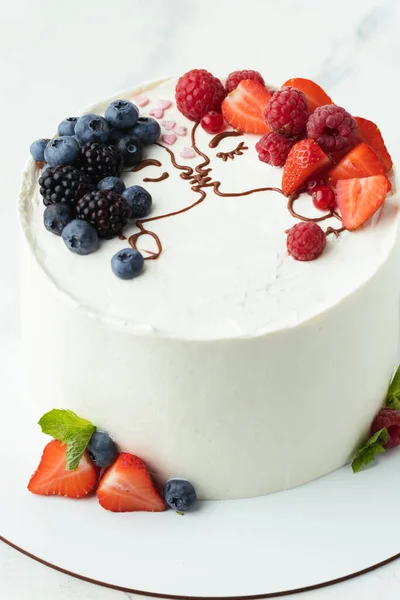 Wedding Cake White Cream Cheese Frosting Decorated Blueberries Strawberries Raspberries — стокове фото