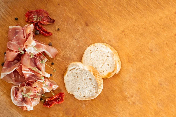 Slices Dried Spanish Ham Sun Dried Tomatoes Jamon Serrano Wooden — Fotografia de Stock