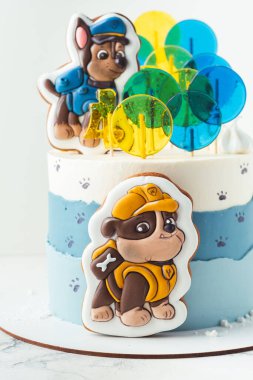 Kyiv, Ukrayna - 10 Ağustos - Paw Patrol animasyon televizyon dizisinin Chase ve Moloz köpek yavruları şeklinde zencefilli kurabiyelerle süslenmiş küçük bir hayranı için beyaz ve mavi doğum günü pastası