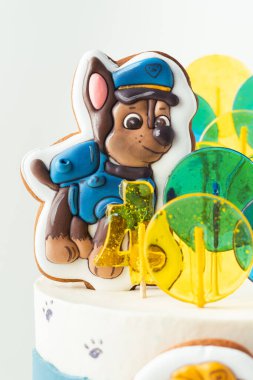 Kyiv, Ukrayna - 10 Ağustos - Paw Patrol animasyon televizyon dizisinin Chase ve Moloz köpek yavruları şeklinde zencefilli kurabiyelerle süslenmiş küçük bir hayranı için beyaz ve mavi doğum günü pastası