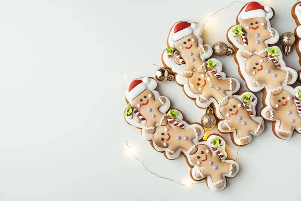 Hombres Jengibre Con Glaseado Festivo Galletas Navidad Con Luces Guirnalda — Foto de Stock