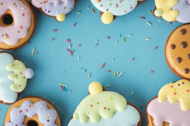 Pastel renkli dondurma şeklinde ev yapımı zencefilli kurabiye. Eski moda doğum günü pastası arka planı. Metin için boş alan. Mavi arkaplan ile düz uzandı