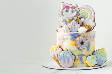 Kyiv, Ukrayna - 21 Eylül 44 Cats veya 44 Gatti temalı doğum günü pastası animasyon çocuk televizyon dizilerinden uyarlanmıştır. Üzerinde kedi şeklinde zencefilli kurabiye olan kek.