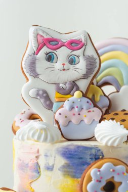Kyiv, Ukrayna - 21 Eylül 44 Cats veya 44 Gatti temalı doğum günü pastası animasyon çocuk televizyon dizilerinden uyarlanmıştır. Üzerinde kedi şeklinde zencefilli kurabiye olan kek.