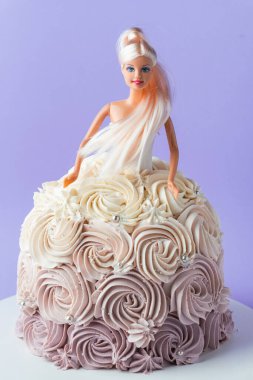 2022 yılının menekşe rengi üzerinde pembe tereyağı çiçekli bebek pastası. Pudra rengi krem peynirli yıl dönümü pastası