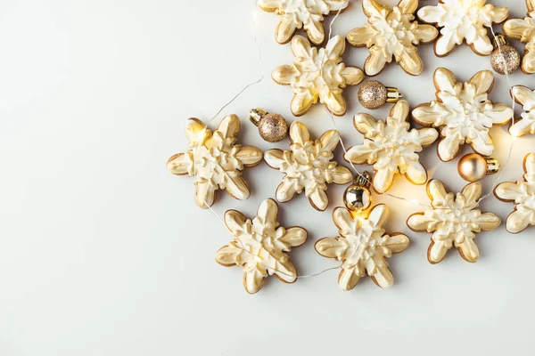 Floco Neve Forma Biscoitos Gengibre Com Gelo Festivo Dourado Biscoitos — Fotografia de Stock