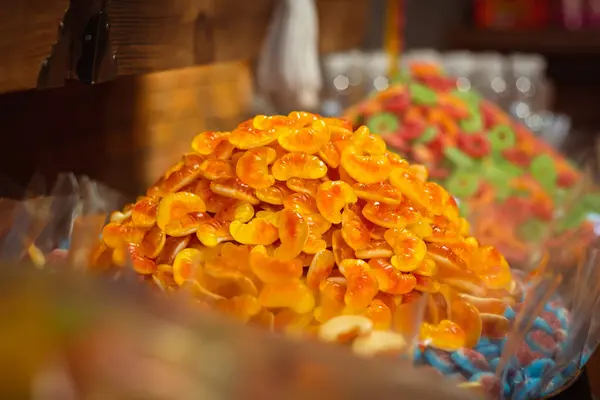 Sárga Narancs Zselés Cukorka Nagy Halom Édesség Egy Édességboltban — Stock Fotó