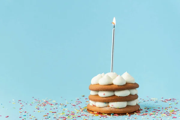Tarta Cumpleaños Con Glaseado Queso Crema Vela Plateada Espolvorea Coloridos — Foto de Stock