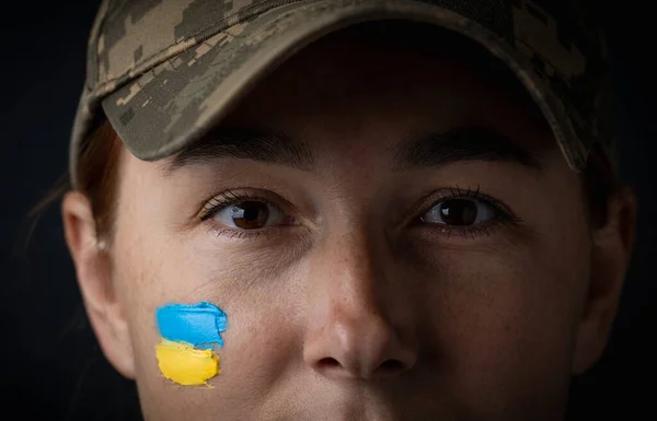 Portret Pięknej Dziewczyny Żółto Niebieską Ukraińską Flagą Policzku Mundurze Wojskowym — Zdjęcie stockowe