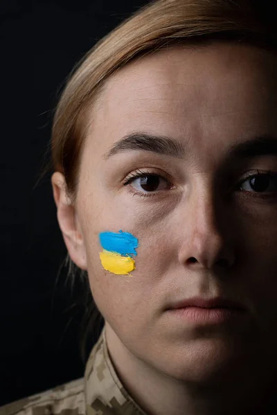 Retrato Menina Bonita Com Bandeira Ucraniana Amarela Azul Sua Bochecha — Fotografia de Stock