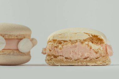 Sakız aromalı sarı badem kurabiyesi. Makro atış. Beyaz arka plan. Geleneksel Fransız tatlısı